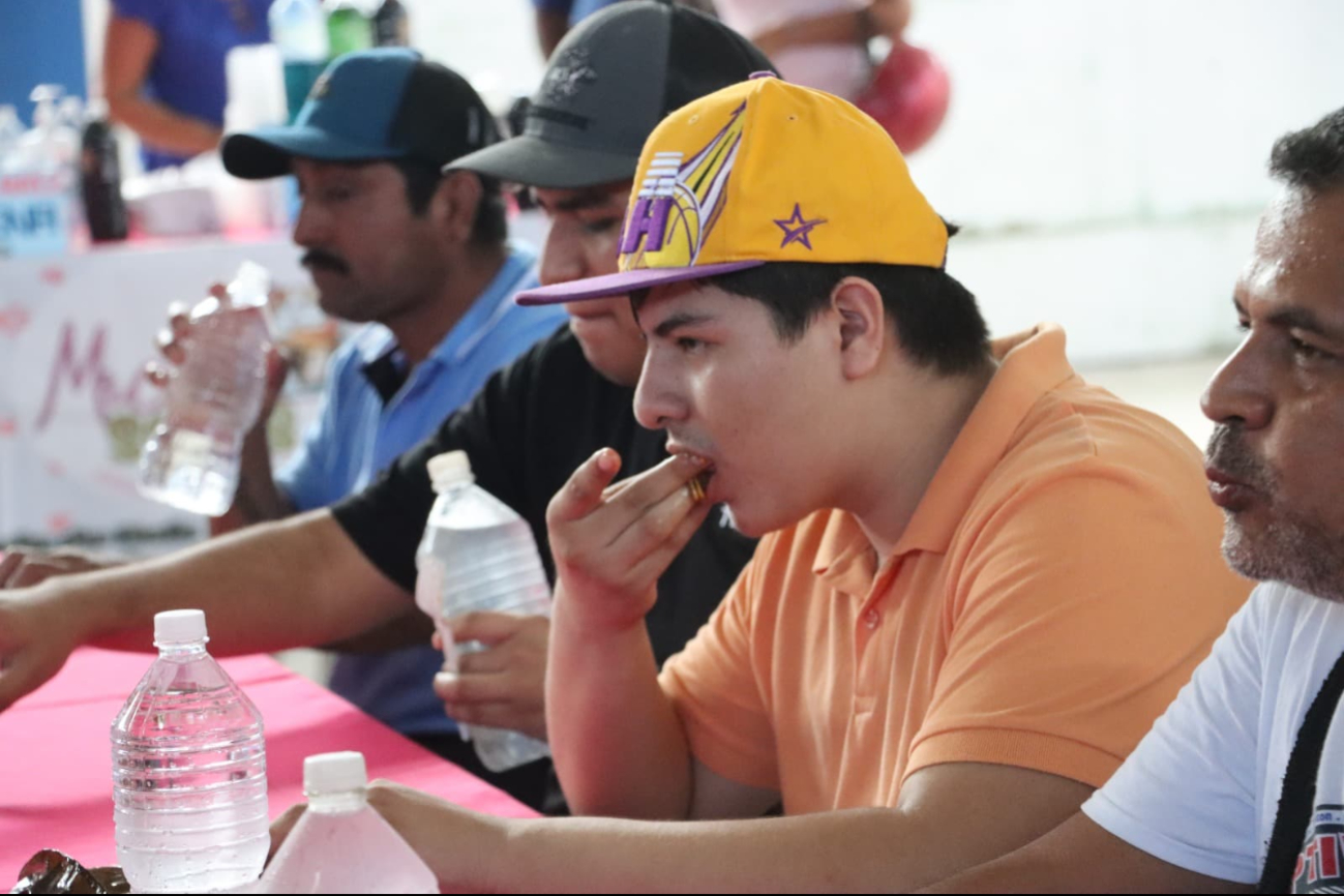 La ciudadanía disfrutó del evento, comprando y consumiendo tamales, postres y bebidas La ciudadanía disfrutó del evento, comprando y consumiendo tamales, postres y bebidas