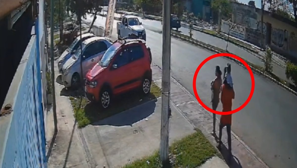 Captan el momento en el que una familia se roba una camioneta en Mérida