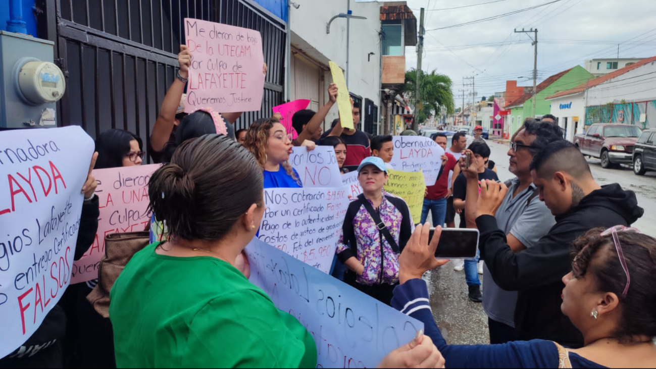 Padres y exalumnos bloquean acceso a preparatoria en Carmen para exigir certificados de estudio