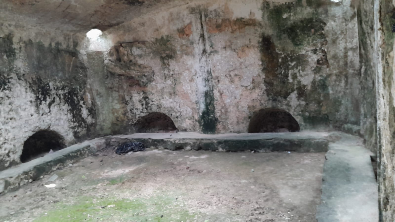 Los soportes metálicos están corridos debido al paso del tiempo, pero nadie da una solución. 