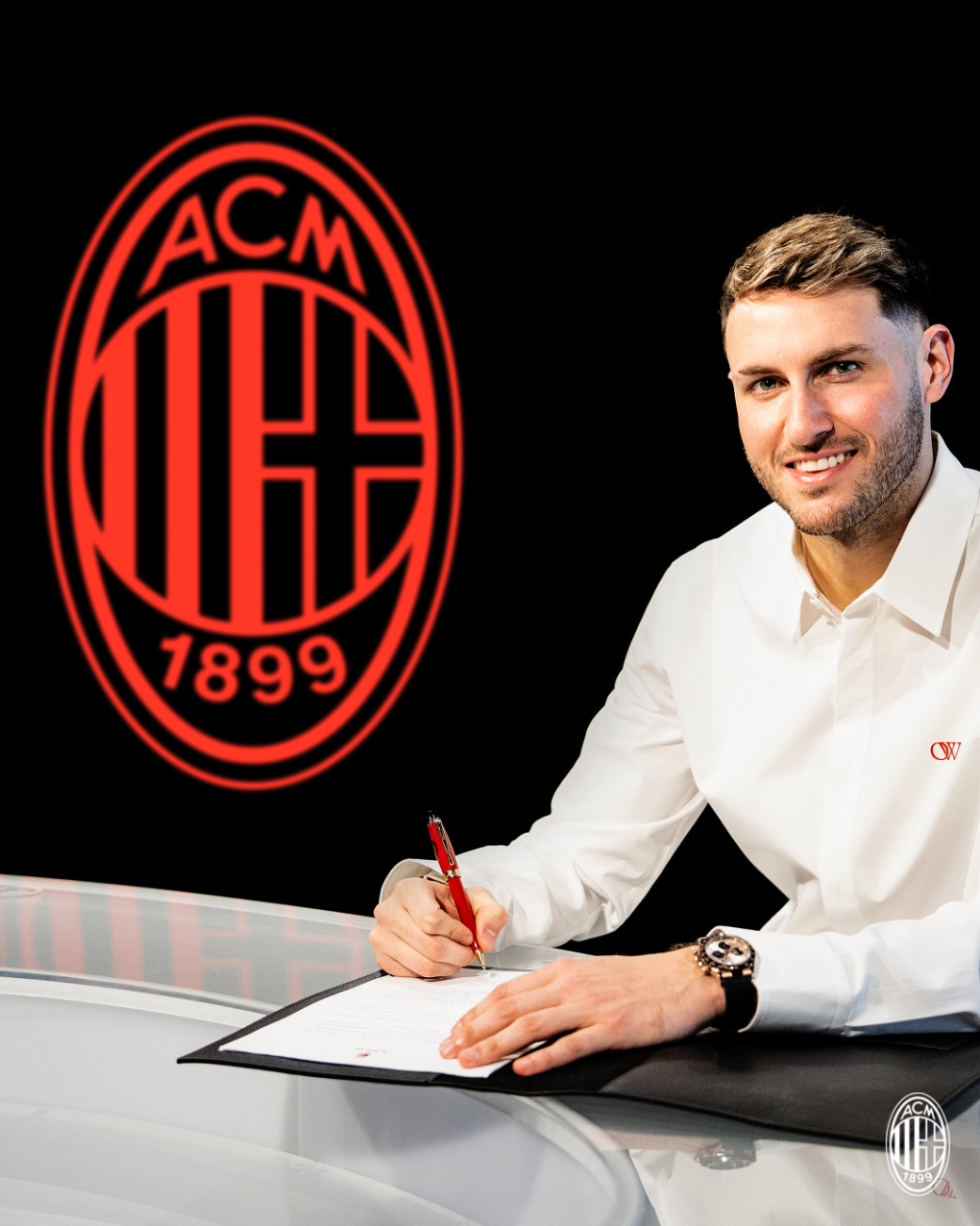 Santiago Giménez firma contrato co el Milan hasta 2029. Santiago Giménez firma contrato co el Milan hasta 2029.
