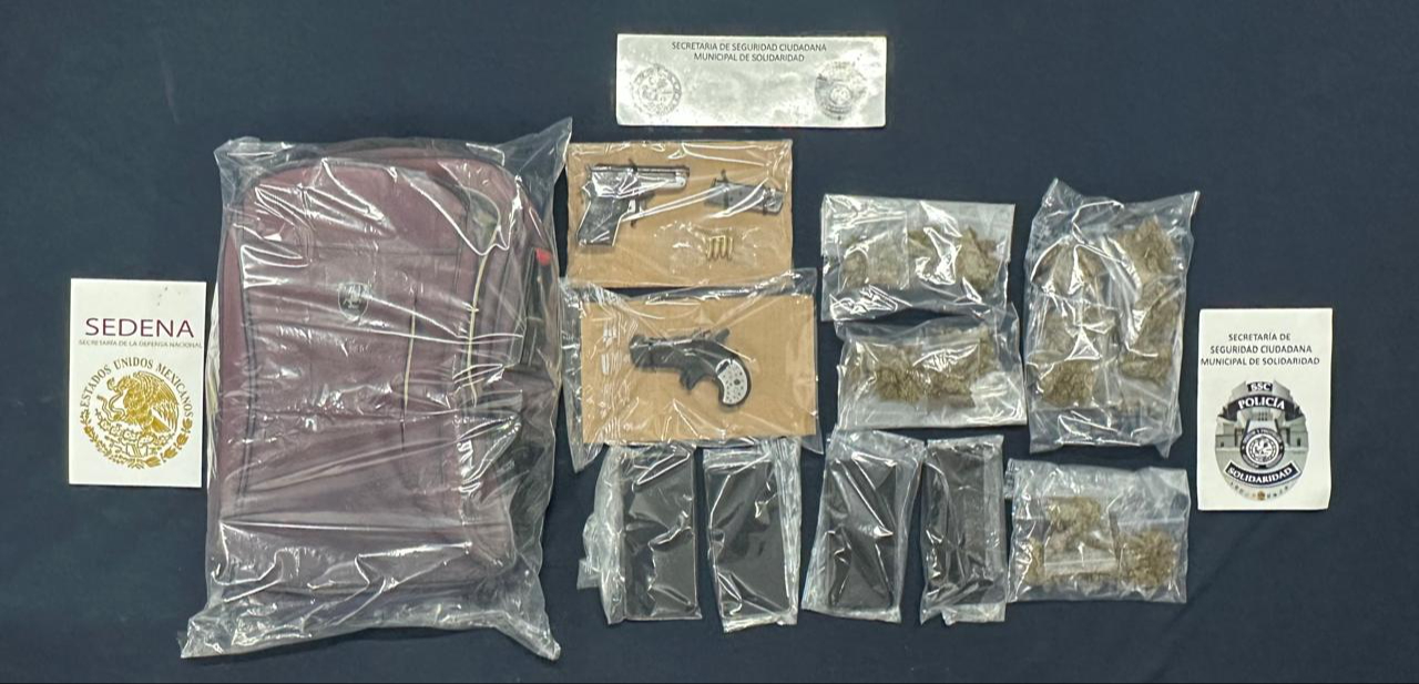 Se aseguraron 2 armas cortas, un cargador, cuatro cartuchos, 21 dosis de posibles narcóticos Se aseguraron 2 armas cortas, un cargador, cuatro cartuchos, 21 dosis de posibles narcóticos