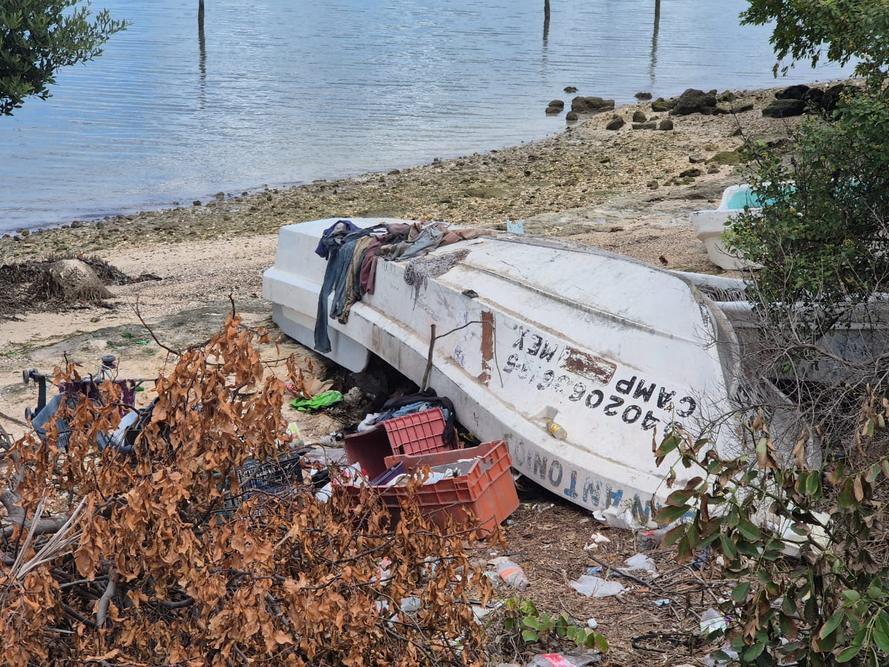 Lanchas abandonadas en el malecón de Champotón, un riesgo para la salud pública