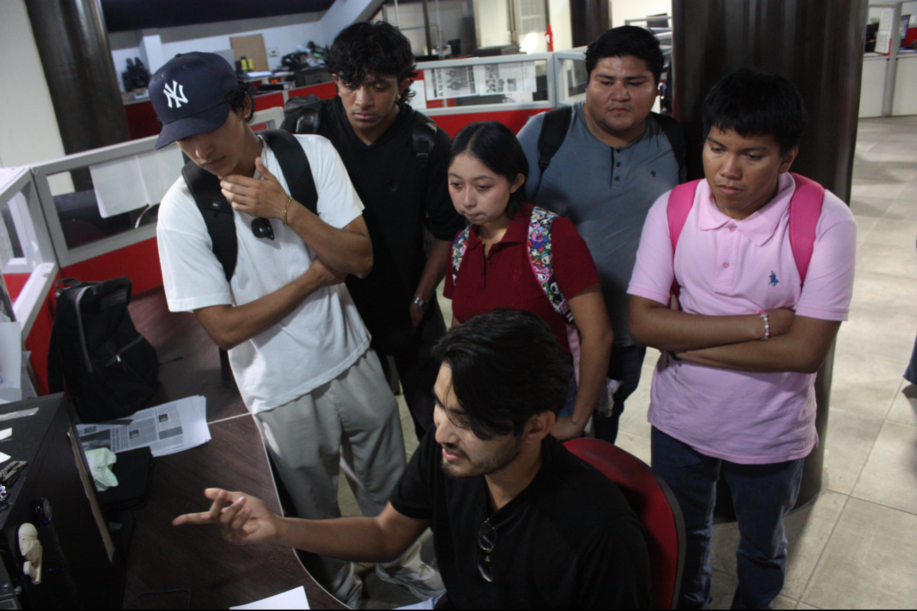 Estudiantes universitarios visitan las instalaciones del periódico Por Esto! 