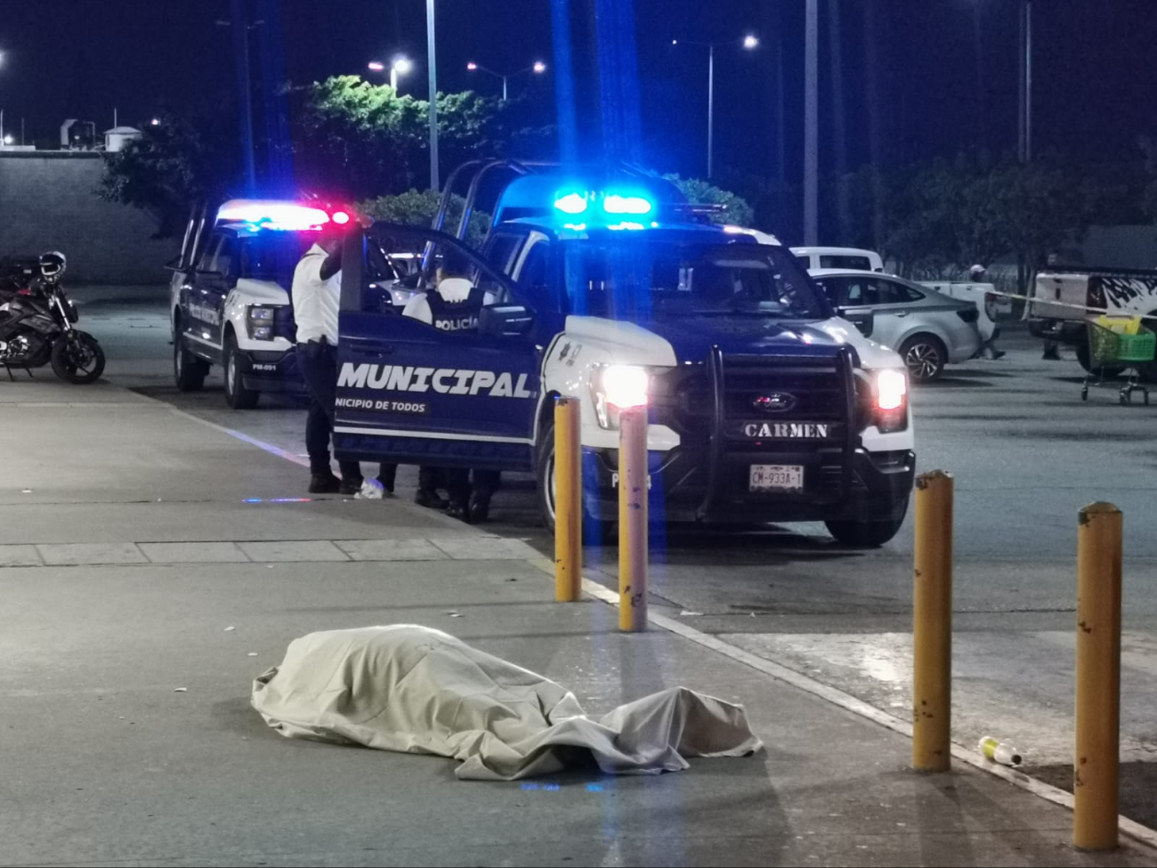Hombre muere en la entrada de Bodega Aurrera en Ciudad del Carmen