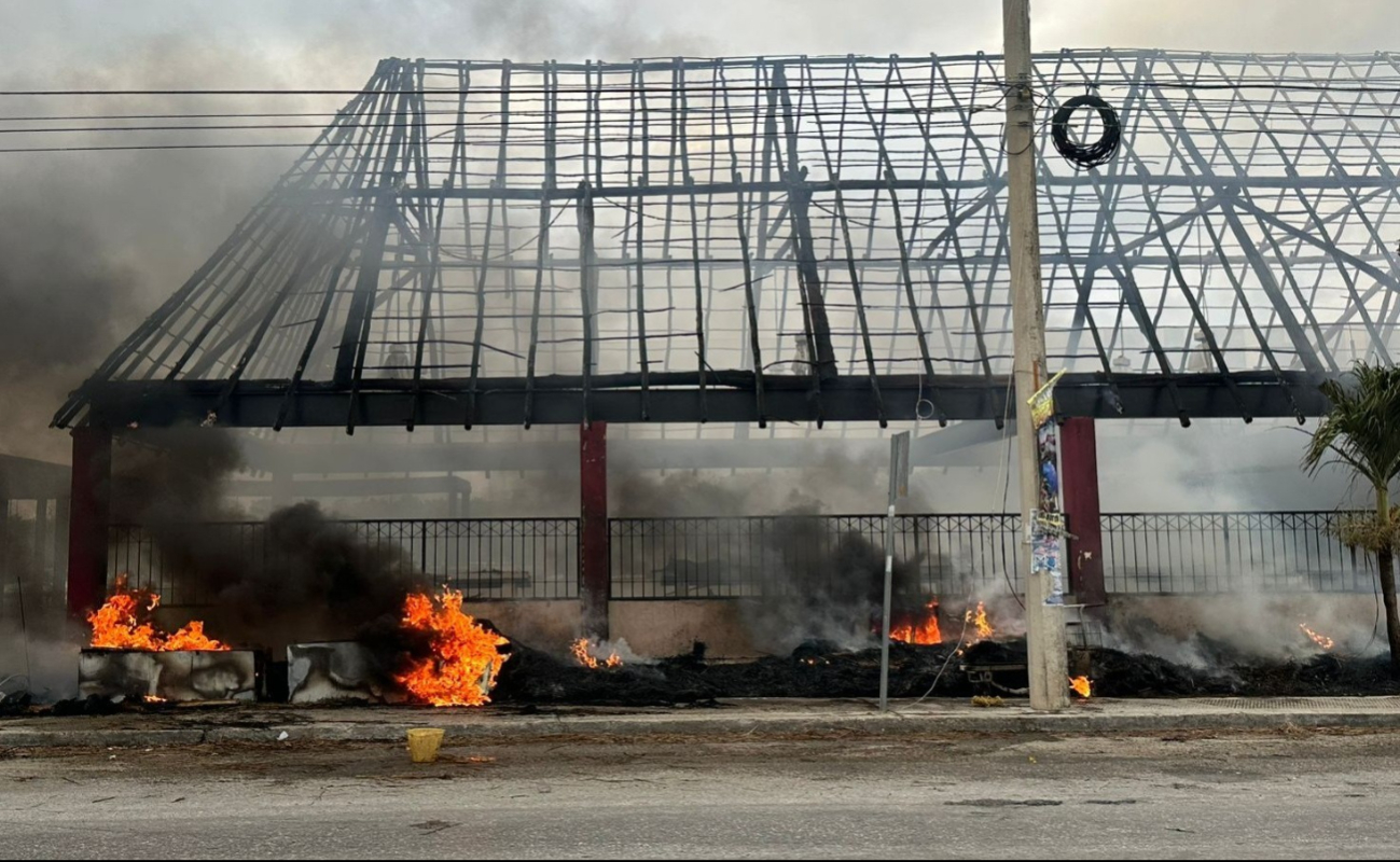 El incendio fue causado por un corto circuito y dejó una palapa en pérdida total El incendio fue causado por un corto circuito y dejó una palapa en pérdida total