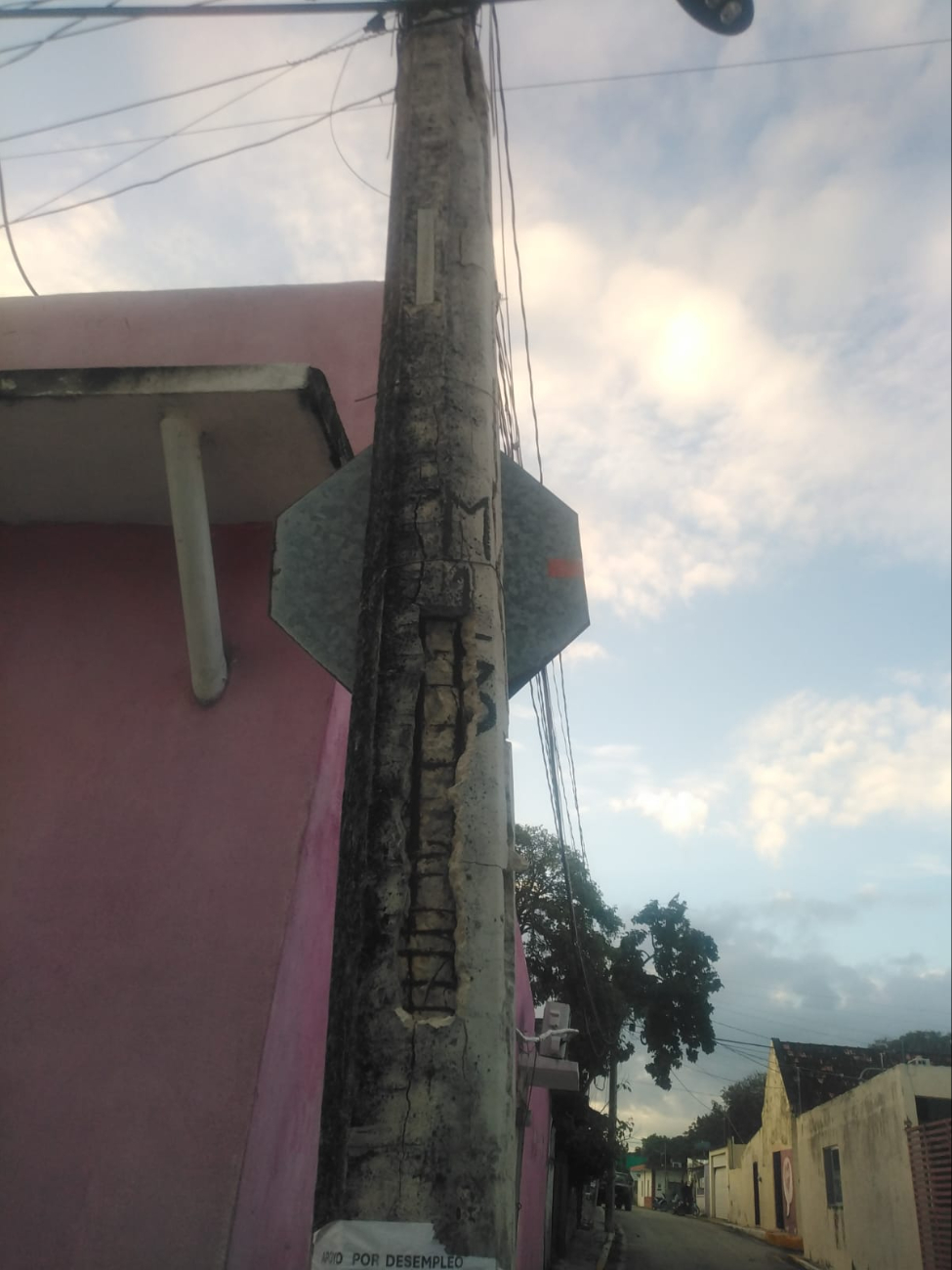 El poste deteriorado, ubicado en la calle Rafael Rodríguez Barrera, presenta varillas expuestas y pérdida de concreto. El poste deteriorado, ubicado en la calle Rafael Rodríguez Barrera, presenta varillas expuestas y pérdida de concreto.