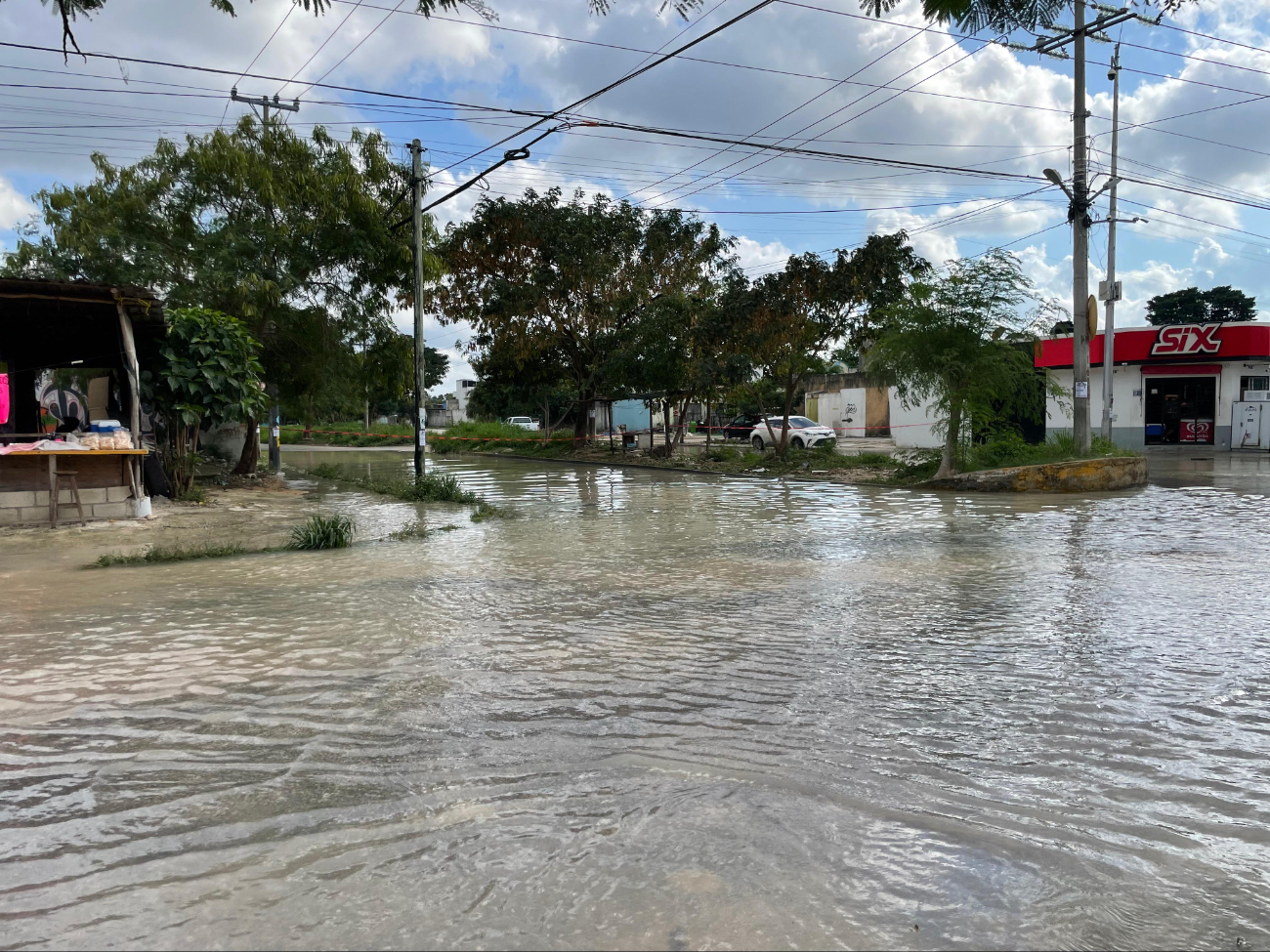 Familias de los alrededores llevan días lidiando con la falta de agua, siendo una molestia de su día a día Familias de los alrededores llevan días lidiando con la falta de agua, siendo una molestia de su día a día