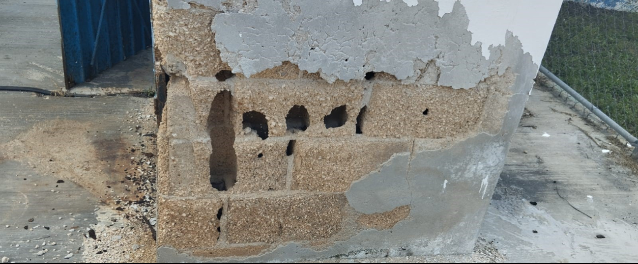 La tubería y pared, deterioradas La tubería y pared, deterioradas
