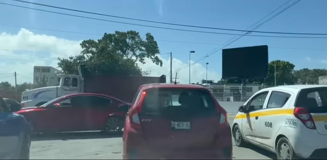 Los peatones no reciben el merecido trato al recorrer la avenida. Los peatones no reciben el merecido trato al recorrer la avenida.