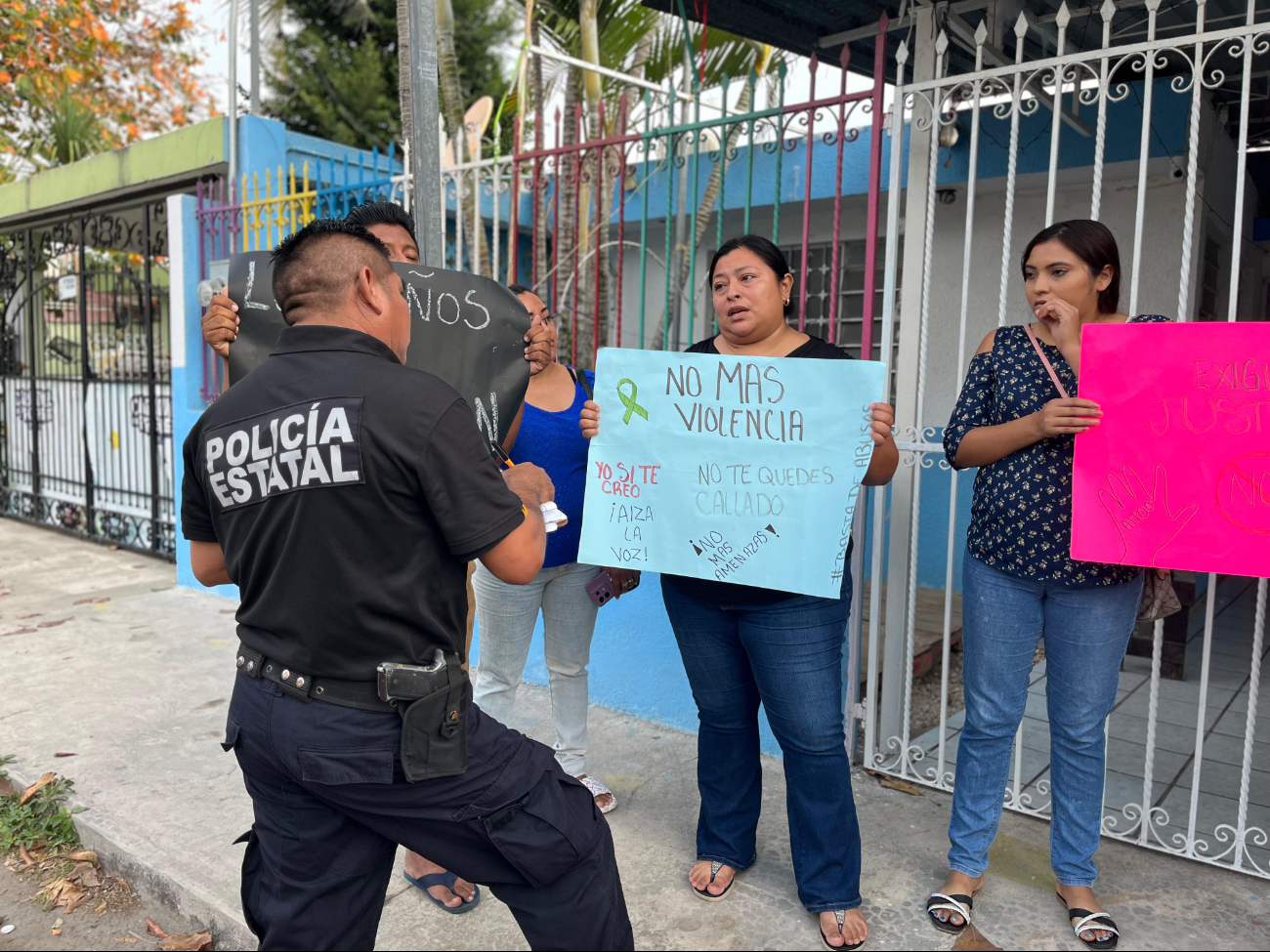 Oficiales de la SSP Yucatán intervinieron en la protesta de padres de familia Oficiales de la SSP Yucatán intervinieron en la protesta de padres de familia