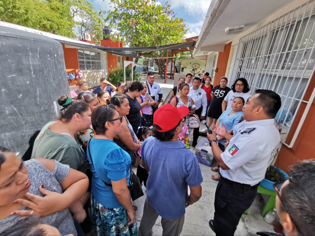 Protesta en kínder de Ciudad del Carmen: Acusan a directora de retener a maestra