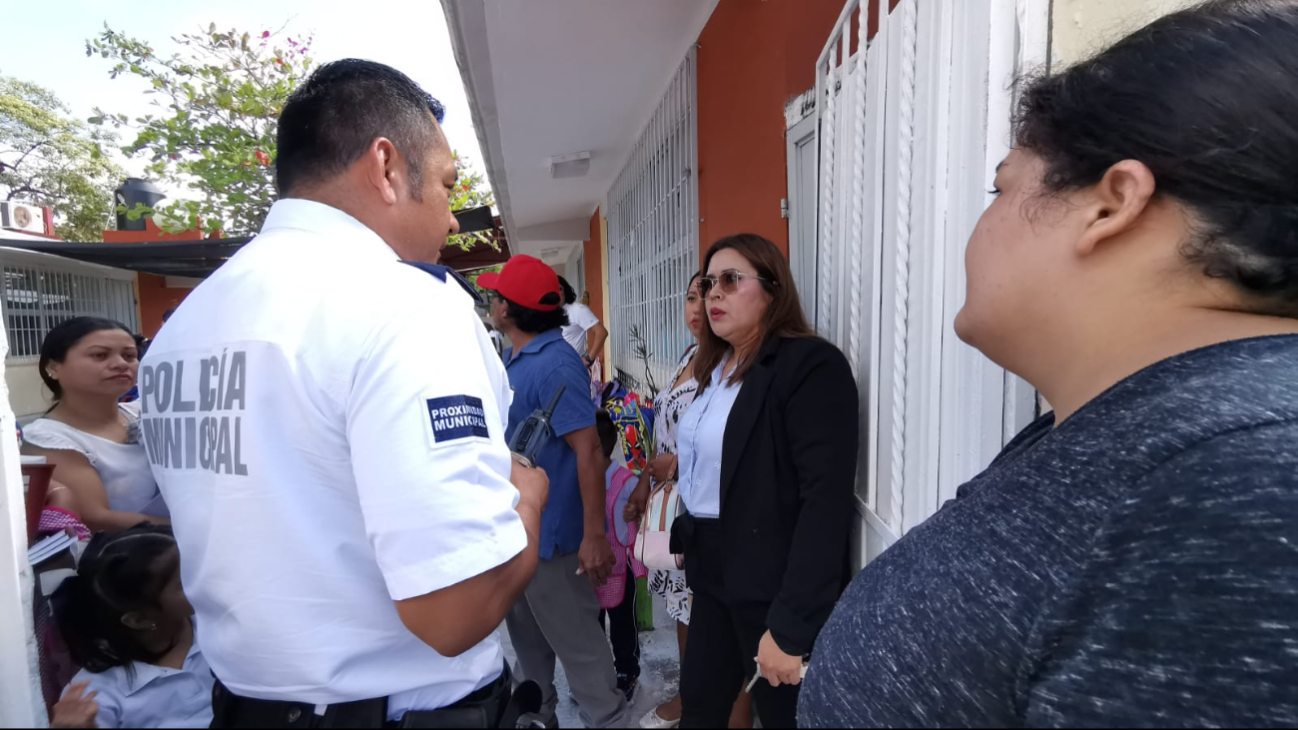 Policía interviene y logra que la maestra salga del plantel sin mayores incidentes Policía interviene y logra que la maestra salga del plantel sin mayores incidentes