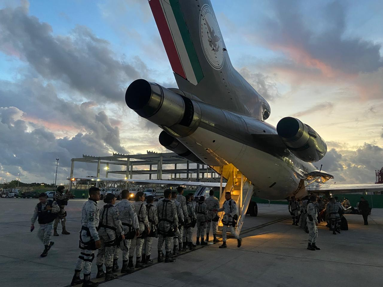 Aeronave con 120 elementos de la Guardia Nacional parte del aeropuerto de Cancún