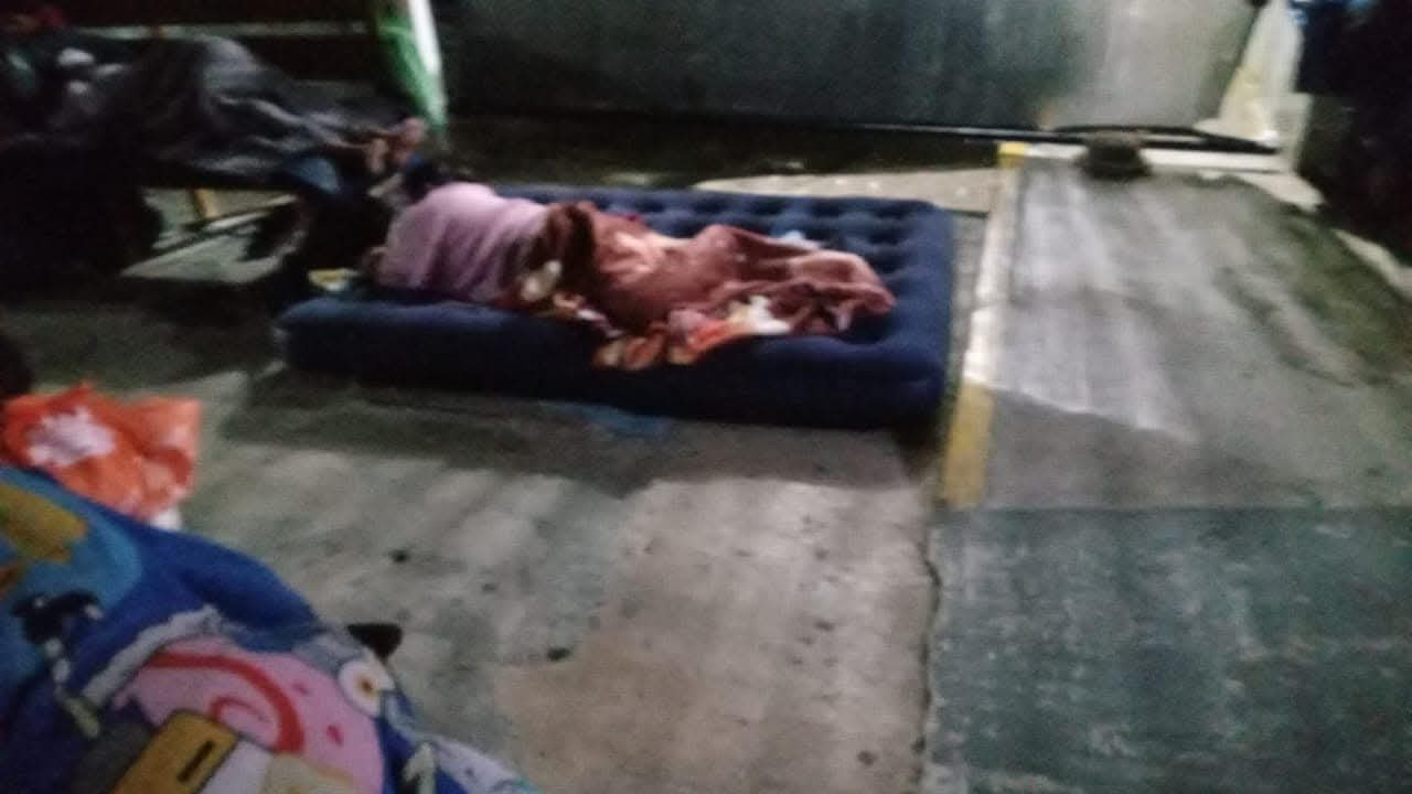 Algunos ciudadanos llevan comodidades al hospital. Algunos ciudadanos llevan comodidades al hospital.