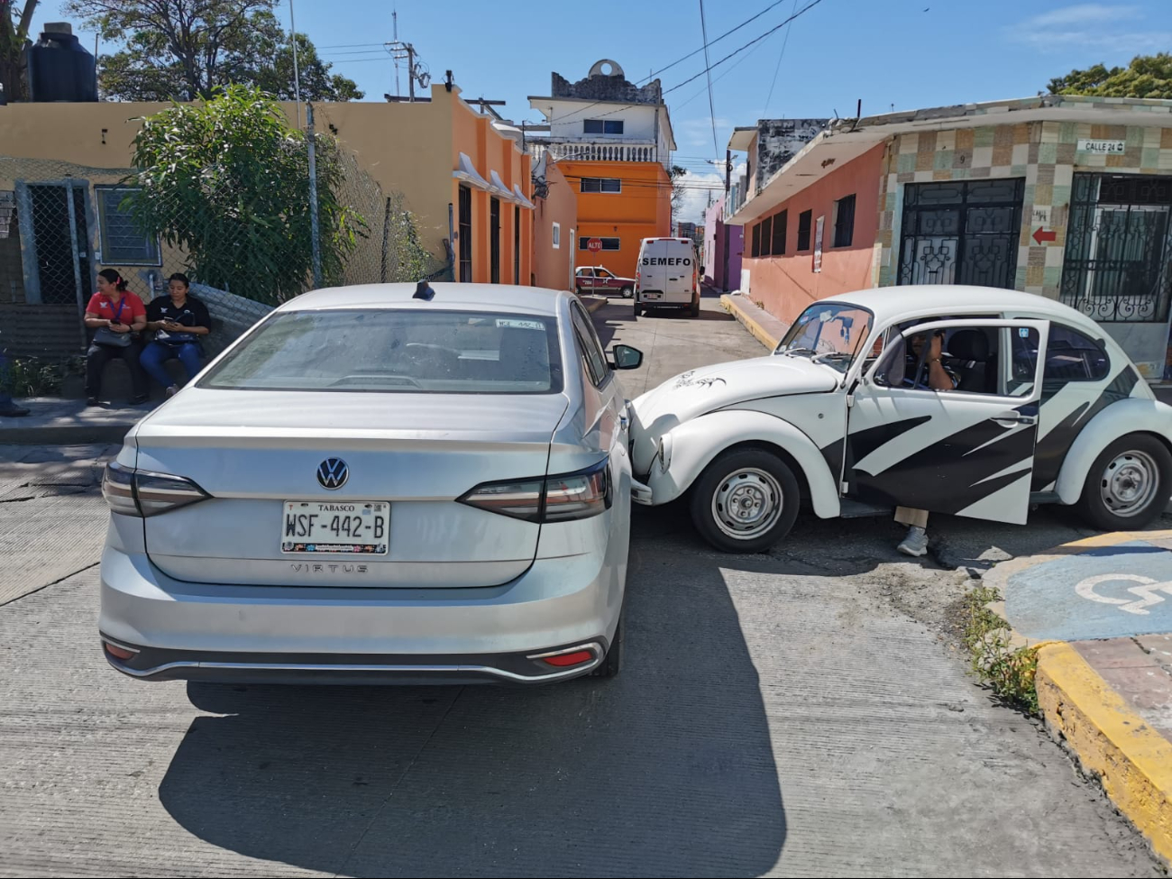 Choque entre dos Volkswagen causa tráfico intenso en Ciudad del Carmen