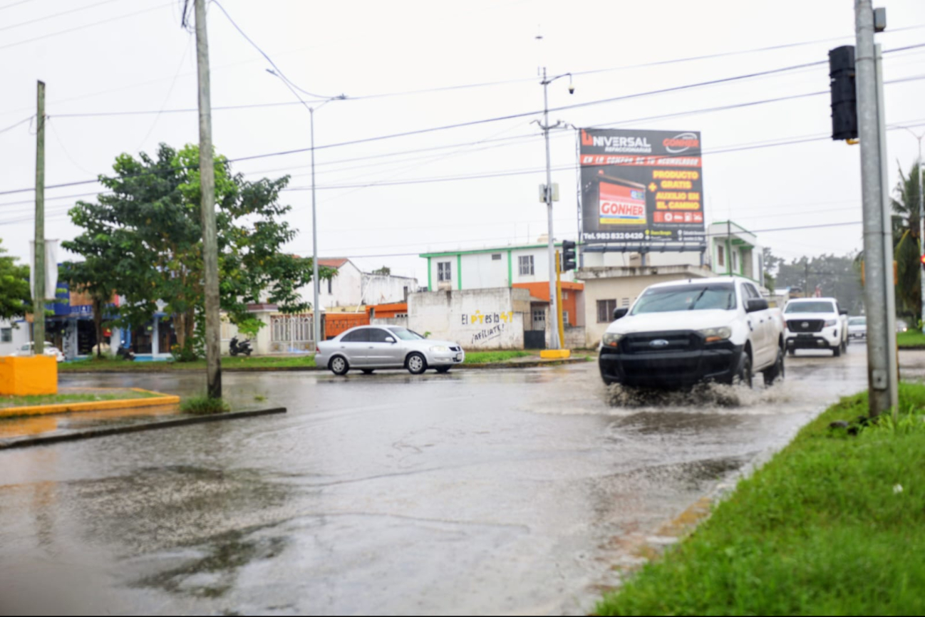 Debido al nivel de agua, conductores cuentan con problemas para conducir en las calles Debido al nivel de agua, conductores cuentan con problemas para conducir en las calles