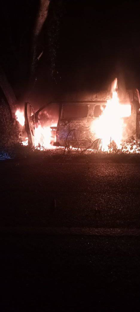 Vehículo se incendia tras volcar en la carretera Edzná - Champotón