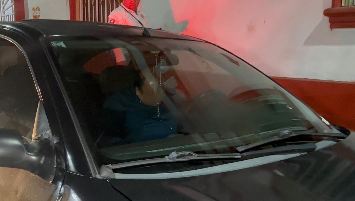¡No estaba muerto, solo pasado de copas! Hombre dormido en su auto causa alarma en Carmen 