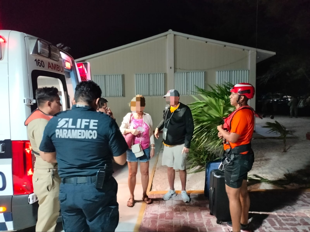Una ambulancia sería encargada de llevar al paciente a conseguir atención médica. Una ambulancia sería encargada de llevar al paciente a conseguir atención médica.