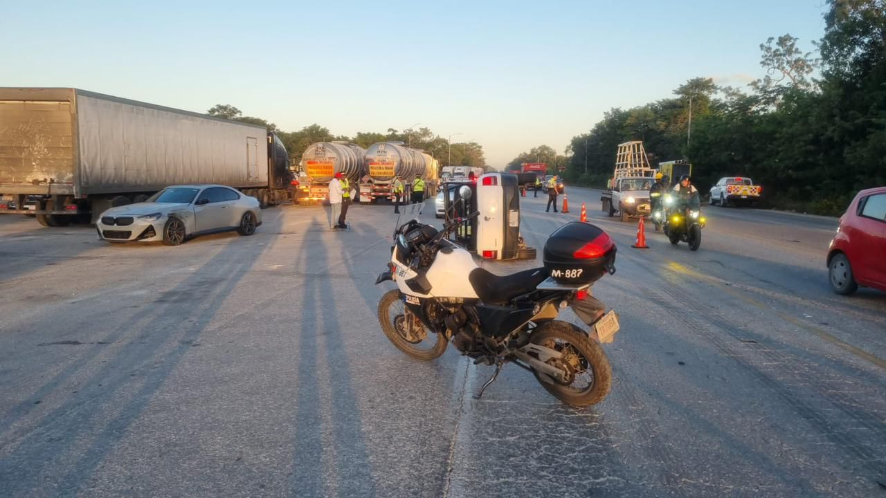 Autoridades arribaron al lugar del accidente para atender a los lesionados y controlar el tráfico Autoridades arribaron al lugar del accidente para atender a los lesionados y controlar el tráfico