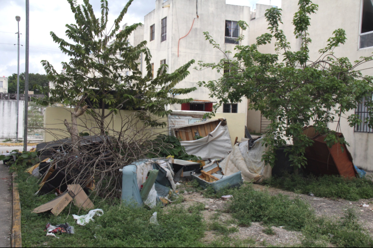Debido a que la basura no alcanza a ser recolectada, al día siguiente comienza a desprender fuertes olores Debido a que la basura no alcanza a ser recolectada, al día siguiente comienza a desprender fuertes olores