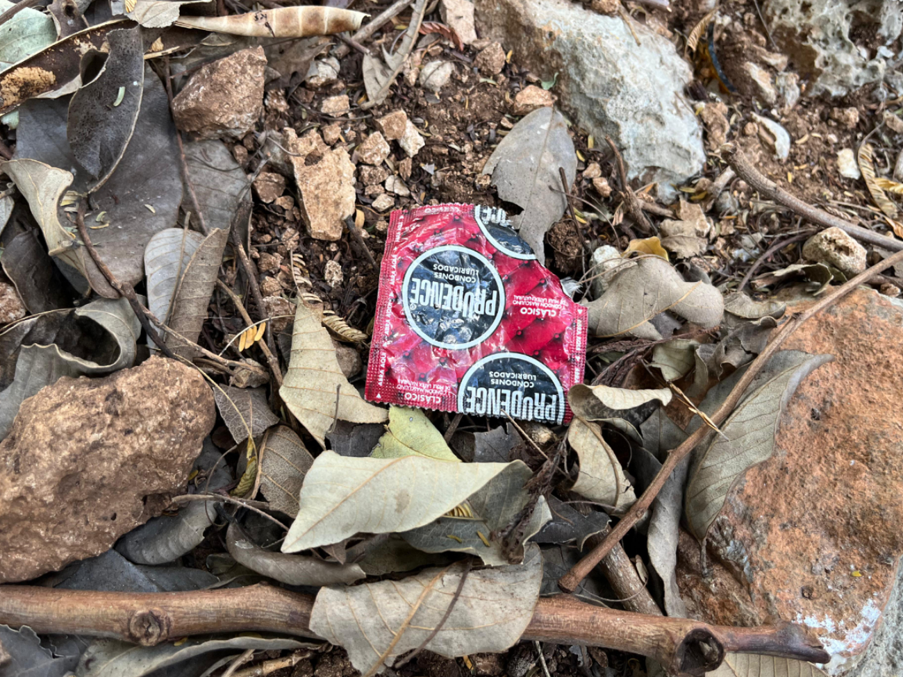 En el lugar pueden encontrarse desechos como latas de cerveza, envoltorios de preservativos, ropa y zapatos En el lugar pueden encontrarse desechos como latas de cerveza, envoltorios de preservativos, ropa y zapatos