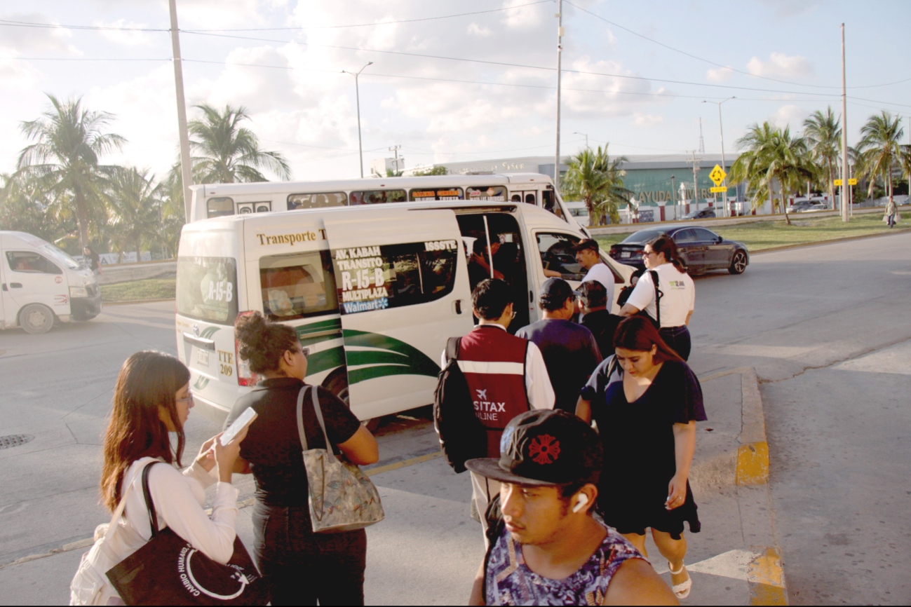Habitantes señalan que es muy incómodo viajar en las camionetas urbanas Habitantes señalan que es muy incómodo viajar en las camionetas urbanas