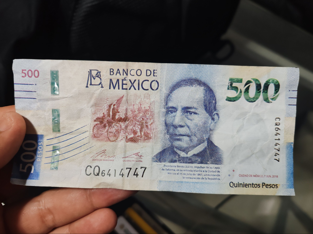 Los billetes falsos tienen papel de baja calidad, marcas de agua borrosas, falta de hilo de seguridad y microimpresión, y textura incorrecta Los billetes falsos tienen papel de baja calidad, marcas de agua borrosas, falta de hilo de seguridad y microimpresión, y textura incorrecta