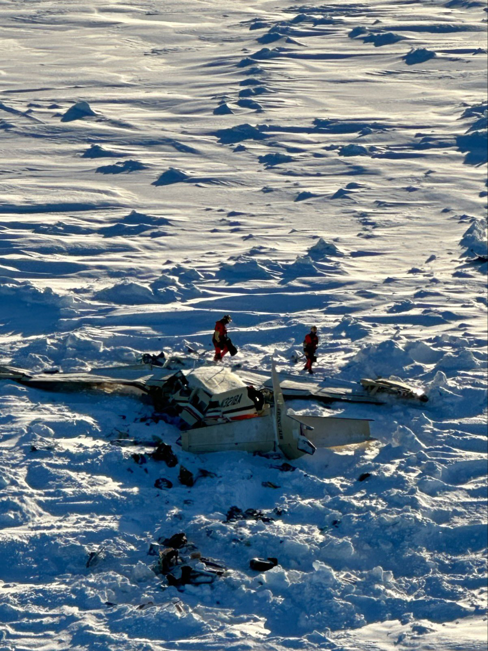Hallan restos del avión desaparecido en Alaska; 3 muertos confirmados