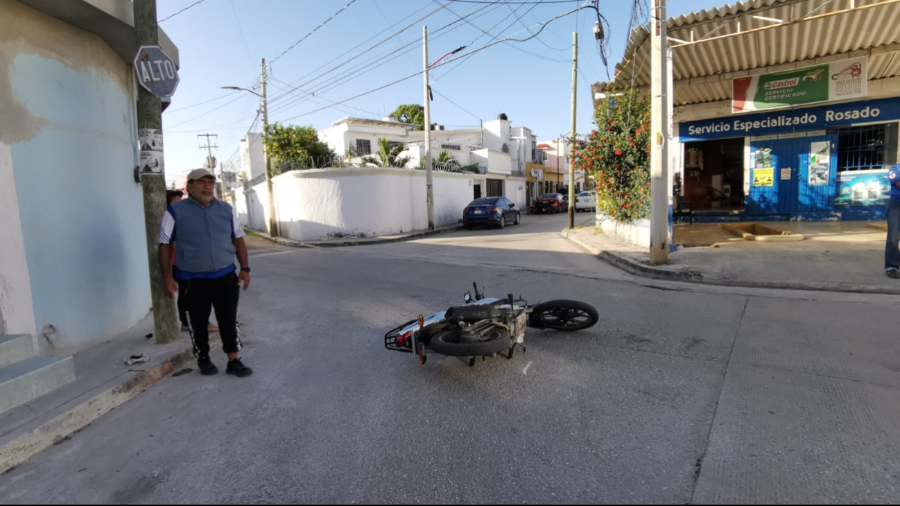 Motociclista derrapa para evitar chocar contra un auto en Campeche