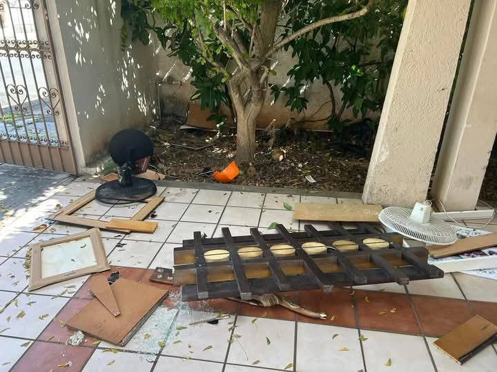 El sujeto destruyó la puerta a patadas para ingresar al domicilio El sujeto destruyó la puerta a patadas para ingresar al domicilio