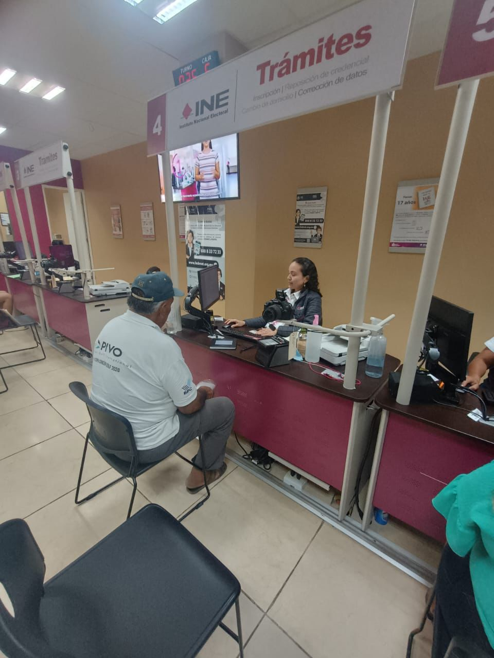 Incremento de solicitudes para obtener la credencial para votar, de 2,500 a 9,500 por semana. Incremento de solicitudes para obtener la credencial para votar, de 2,500 a 9,500 por semana.