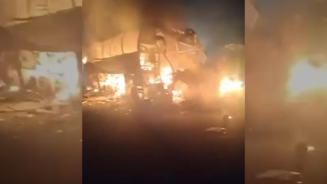 Autobús de la línea Acosta, que viajaba de Cancún a Villahermosa, impactado por un tráiler Autobús de la línea Acosta, que viajaba de Cancún a Villahermosa, impactado por un tráiler
