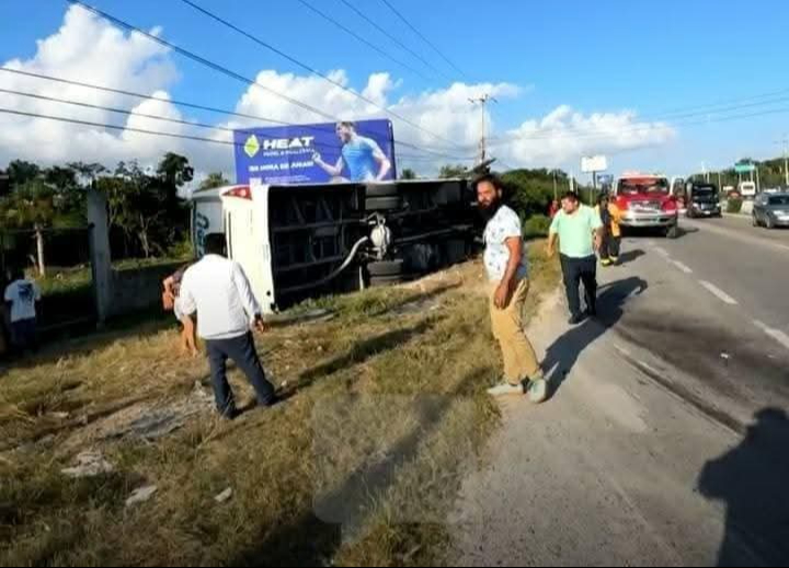 Autobús que transportaba a colaboradores del hotel Bahía Príncipe sufrió un aparatoso accidente Autobús que transportaba a colaboradores del hotel Bahía Príncipe sufrió un aparatoso accidente