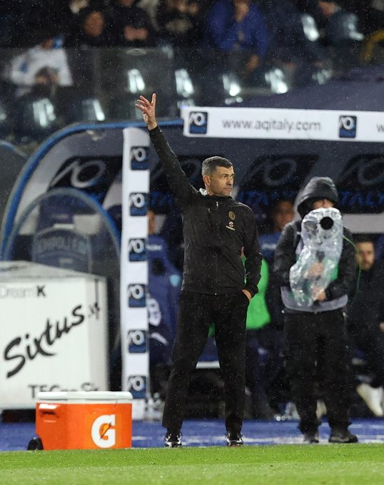 Conceiçao en el terreno de juego dando indicaciones Conceiçao en el terreno de juego dando indicaciones