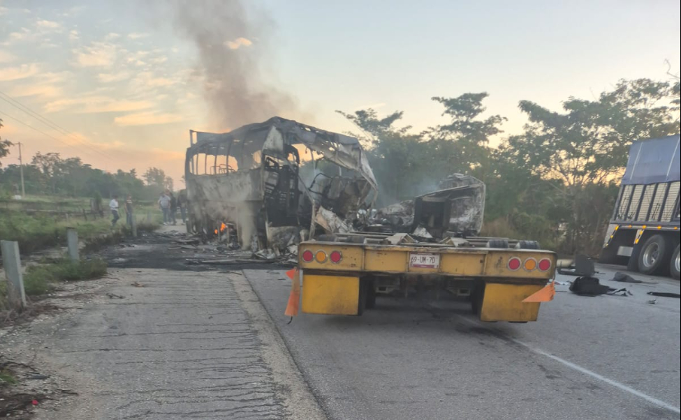 Uno de los conductores aparentemente se quedó dormido al volante, causando la colisión Uno de los conductores aparentemente se quedó dormido al volante, causando la colisión