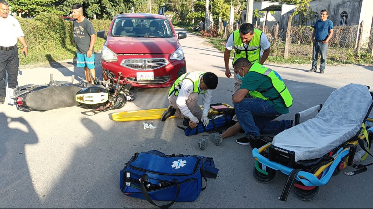 Motociclistas resultan lesionados al ser impactados por automóvil en Campeche