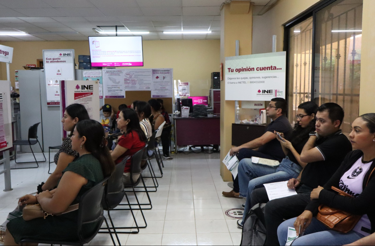 Hubo gran afluencia de personas en los módulos del INE en Mérida Hubo gran afluencia de personas en los módulos del INE en Mérida