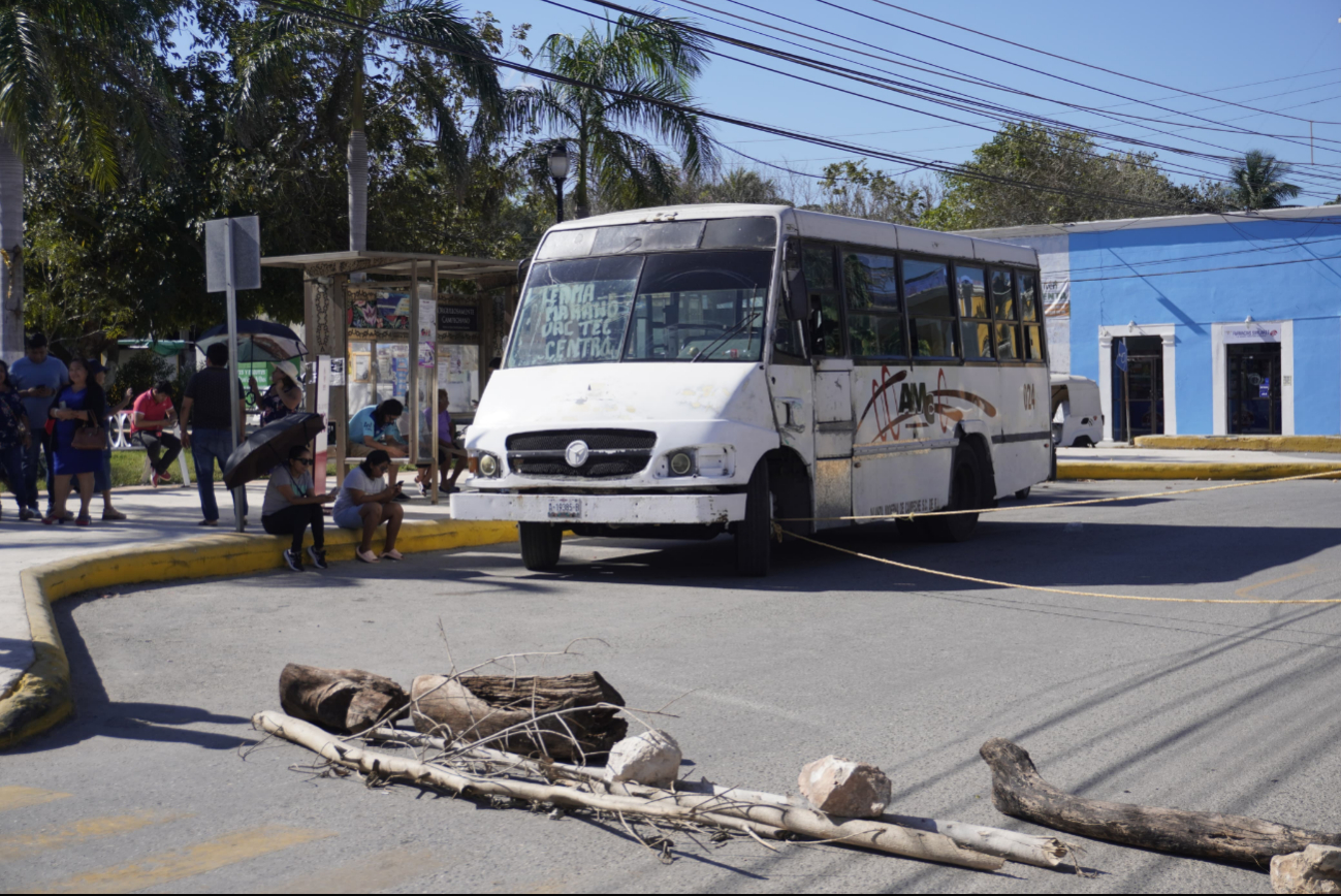 Bloquean calles de Lerma, Campeche por pésimas condiciones y mal servicio de transporte