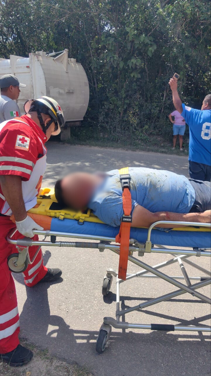 Paramédicos de la Cruz Roja trasladaron al herido al hospital debido a sus lesiones Paramédicos de la Cruz Roja trasladaron al herido al hospital debido a sus lesiones