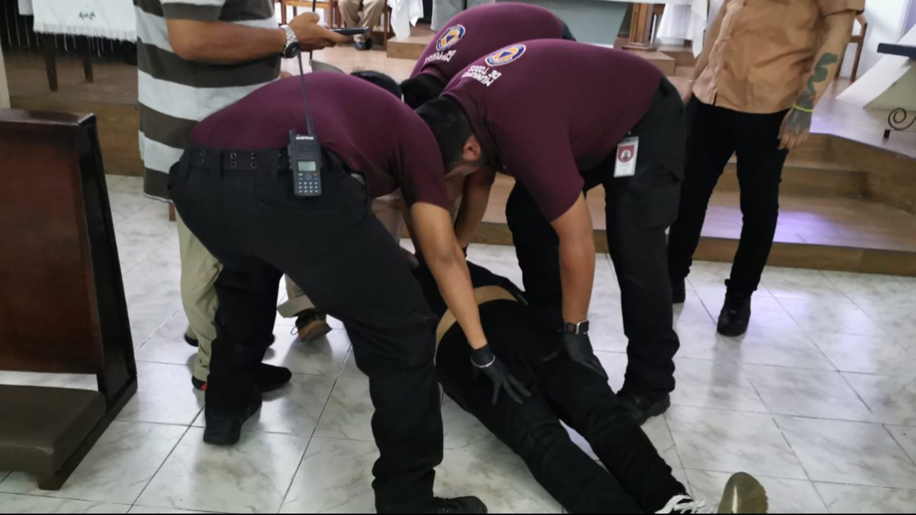 Aseguran a hombre dentro de iglesia en Campeche Aseguran a hombre dentro de iglesia en Campeche