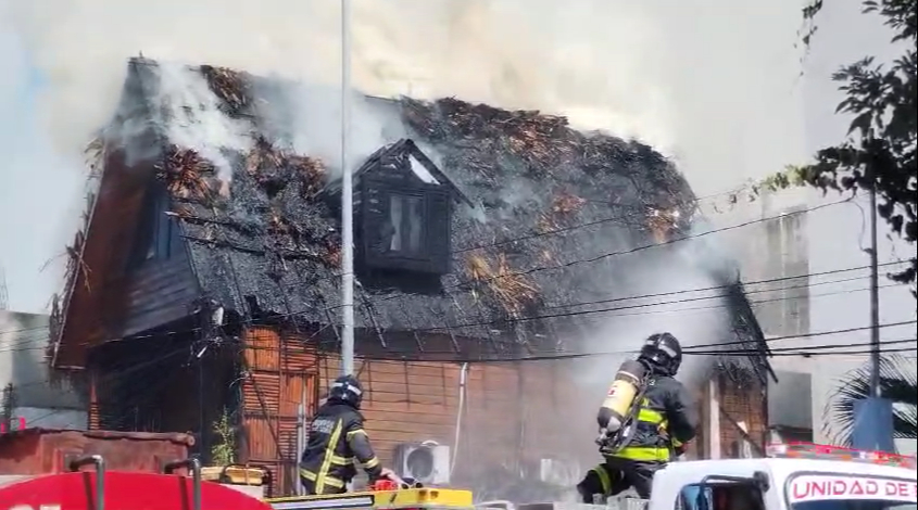 Fuego consume una de las casas de madera más elegantes de Playa del Carmen