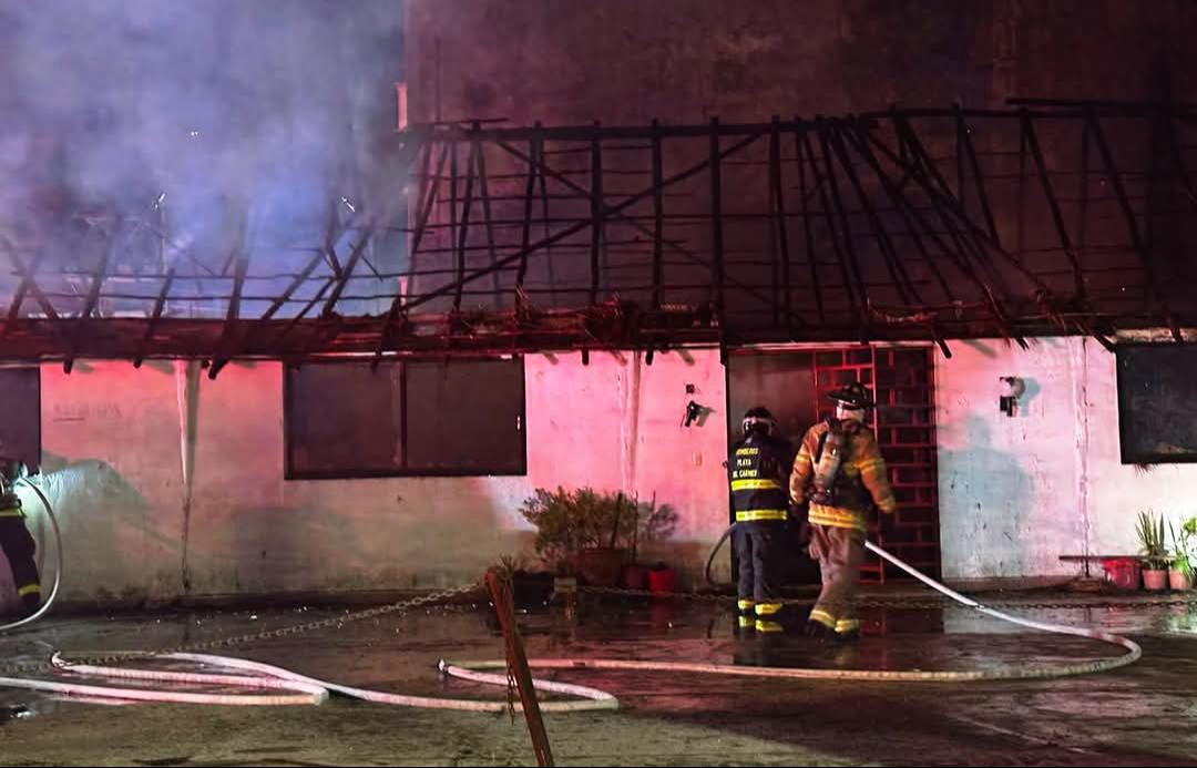 Las oficinas quedaron consumidas por el fuego Las oficinas quedaron consumidas por el fuego