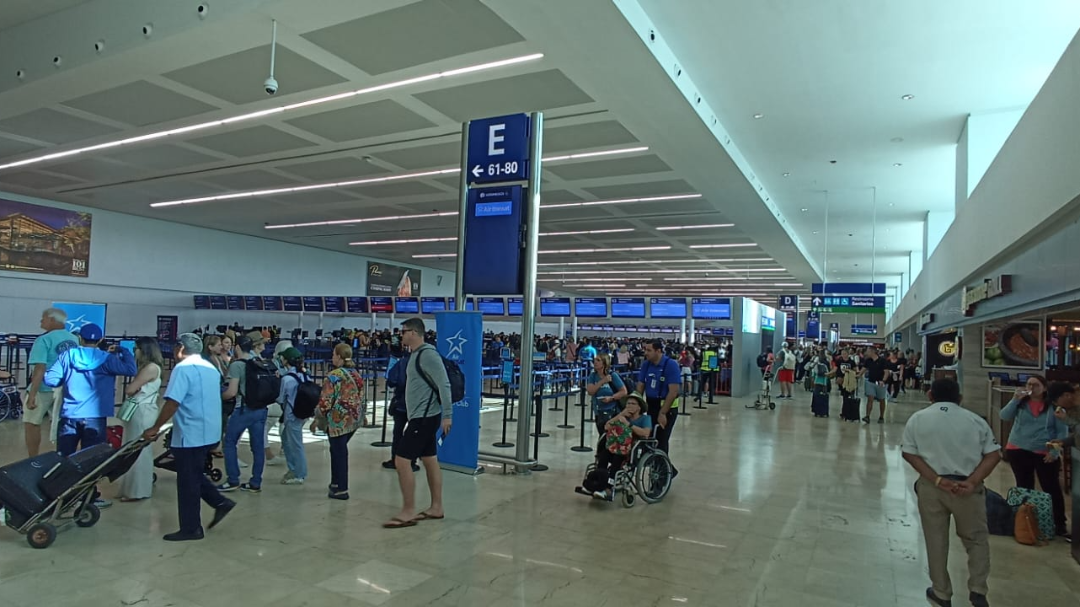 Mostradores del aeropuerto de Cancún lucen abarrotados Mostradores del aeropuerto de Cancún lucen abarrotados