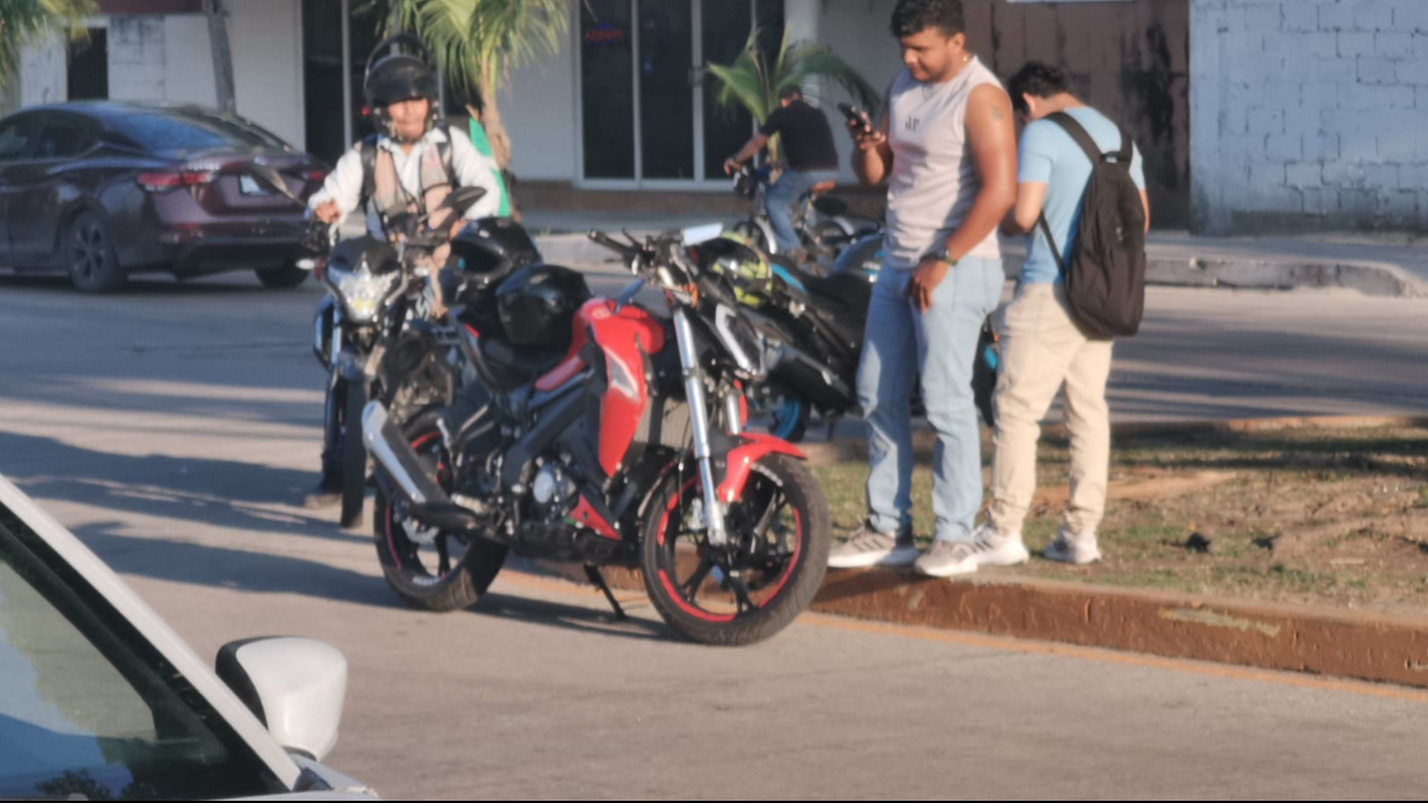 Impacto de moto y vehículo sobre la avenida Concordia