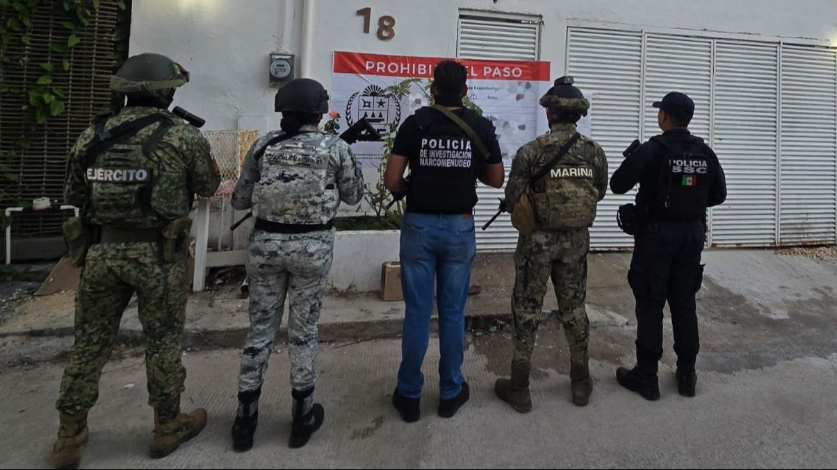 Caen siete personas en cateos en Cancún y Chetumal; aseguran drogas y armas