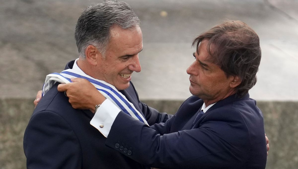 Yamandú Orsi, recibiendo la banda presidencial de manos del mandatario saliente, Luis Lacalle Pou Yamandú Orsi, recibiendo la banda presidencial de manos del mandatario saliente, Luis Lacalle Pou