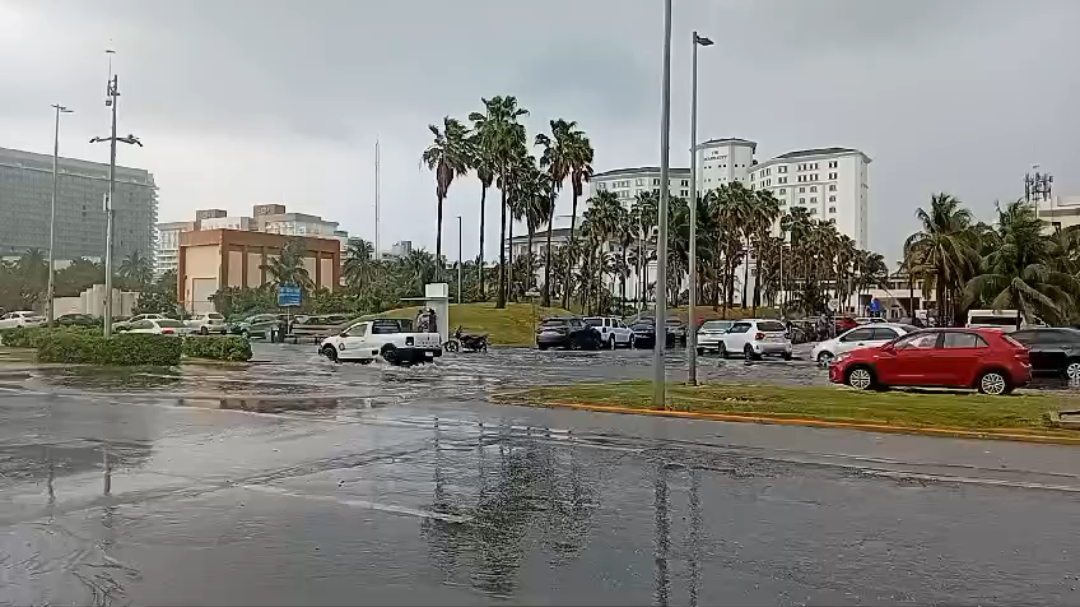 Cancunenses evidenciaron la falta de atención de las autoridades ante la gran fuga en la ZH Cancunenses evidenciaron la falta de atención de las autoridades ante la gran fuga en la ZH