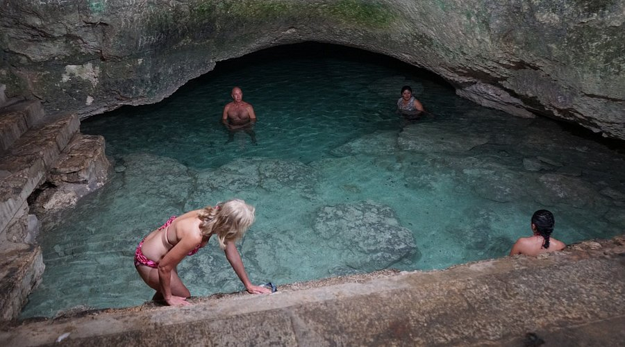 El cenote cuenta con un cueva subacuática con restricciones El cenote cuenta con un cueva subacuática con restricciones